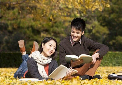 阿強(qiáng)與小曼在校園讀書(shū)