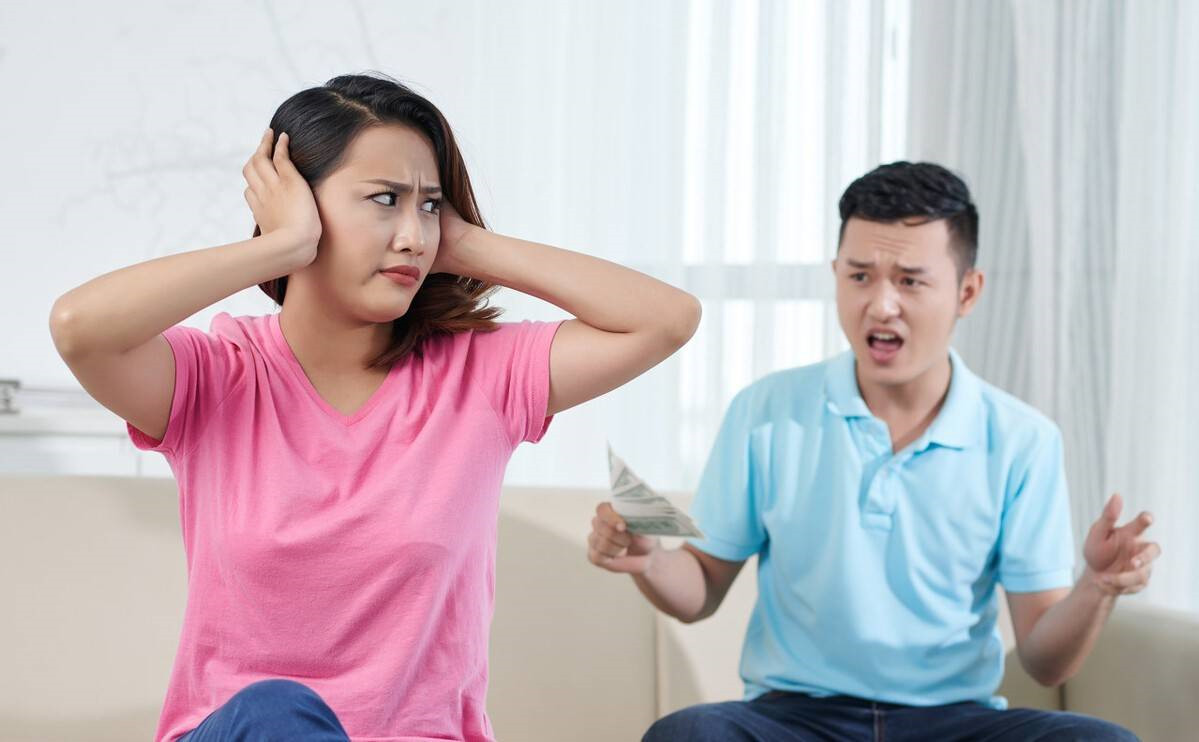 在處理婚外情時(shí)，自己去做好還是委托深圳偵探公司更好呢?